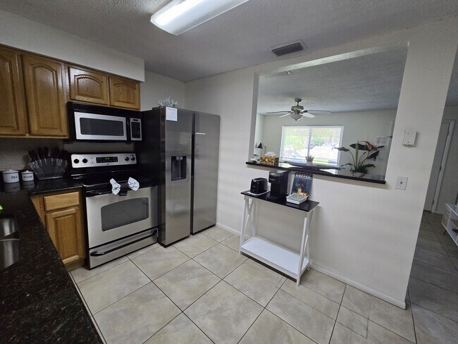 Building Photo - 1430 Parkview Ln