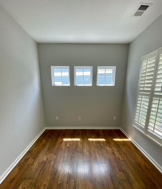 Building Photo - Introducing a stunning Condo with a coasta...