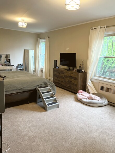 Main bedroom 1 - 638 Taylor Ave