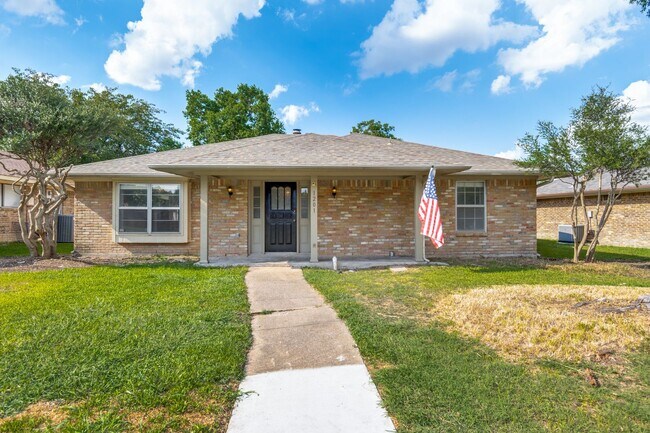 Building Photo - Gorgeous Hidden Treasure in Garland