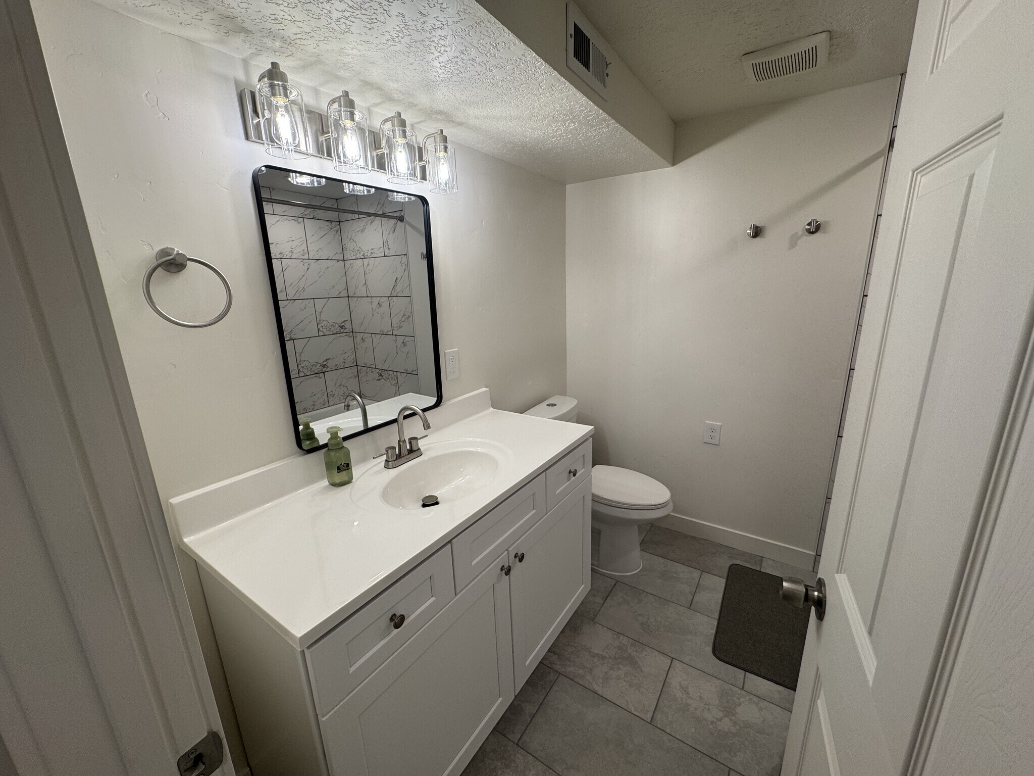 Building Photo - 312 E Donna Cir