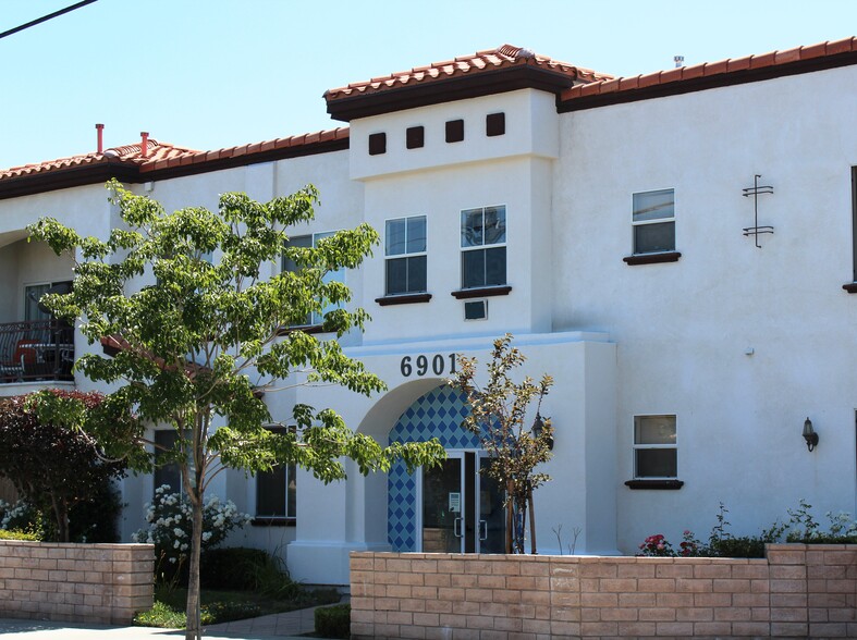 Building Photo - 6901 Laurel Canyon Blvd