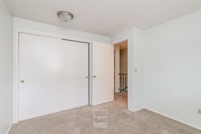 Building Photo - Irvington 2 BR - Great Location, Great Space!