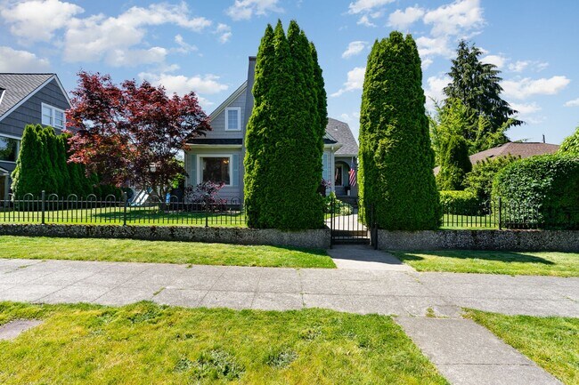 Building Photo - 1525 45th Ave SW