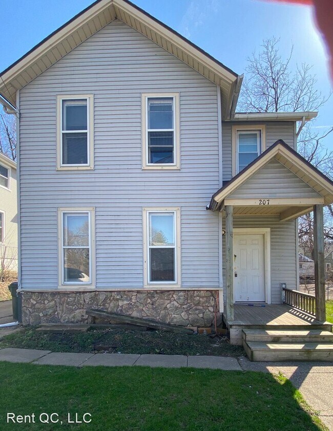 Primary Photo - 5 br, 1.5 bath House - 207 E Locust Street