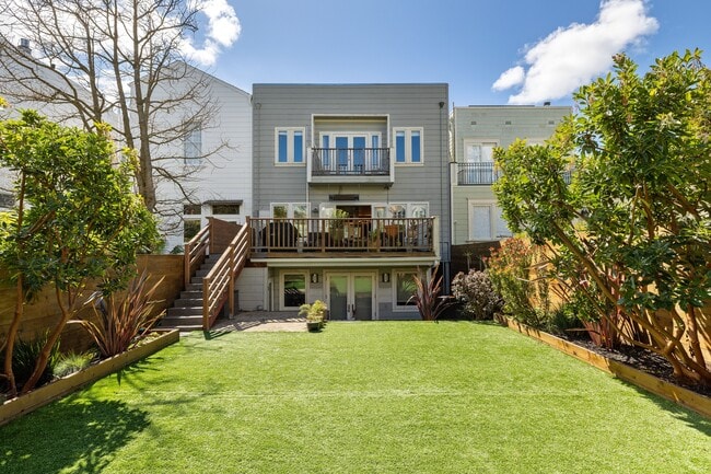 Building Photo - 2866 Pine St