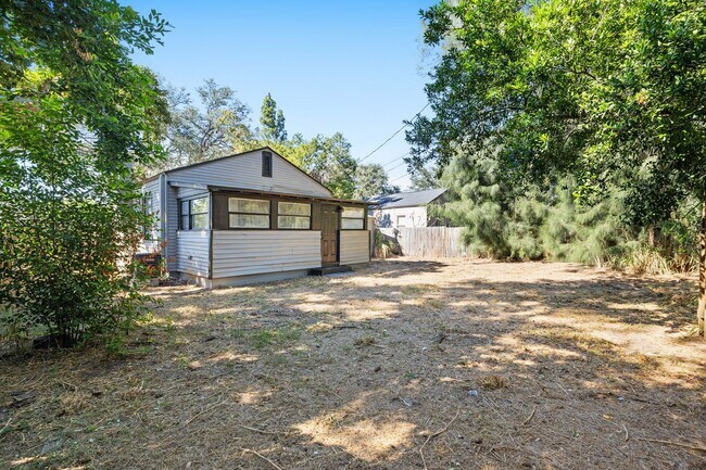 Building Photo - Large 4 bed/1.5 bath House & Section 8 Accepted , Drive by & Apply for just $25** Move in by Dece...