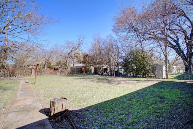 Building Photo - Coming Mid-April! Charming 3-Bedroom, 2-Ba...