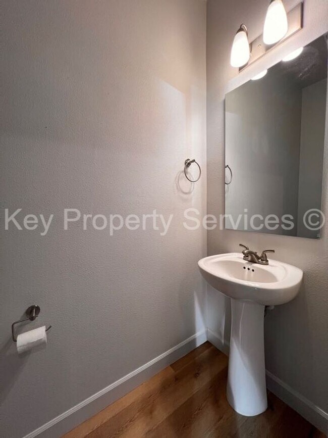 Building Photo - Woodland Townhome Just Minutes from i5