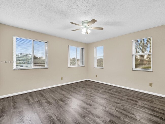 Building Photo - 2957 Oak Park Cir