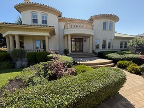 Building Photo - Luxury Two-Story 4BD/4.5BA Home, Located i...