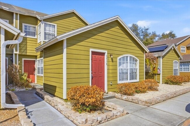 Building Photo - 2918 Fan Palm Dr