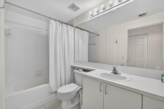 Building Photo - 720 S Sapodilla Ave