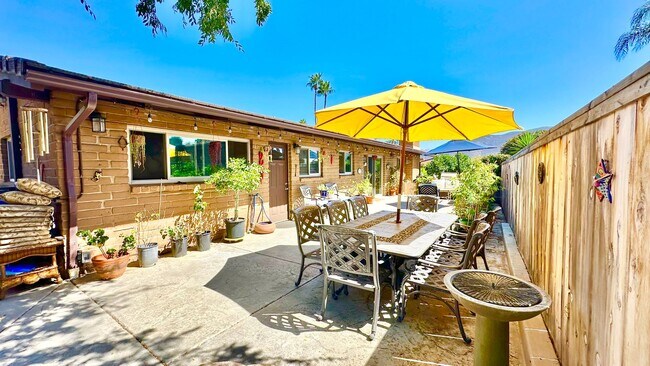 Building Photo - Beautifully Appointed & Fully Furnished, S...