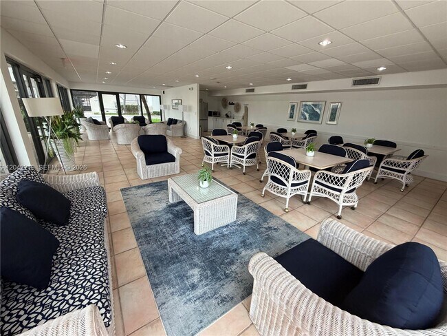 Building Photo - 2625 Collins Ave