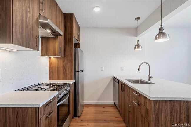 Building Photo - 62-45 60th Pl