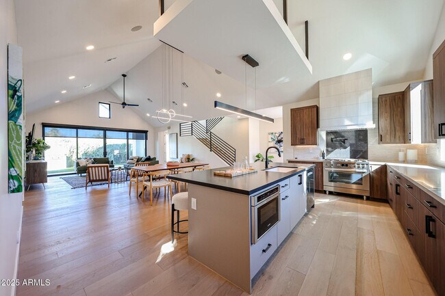 Building Photo - 6314 N 10th Dr