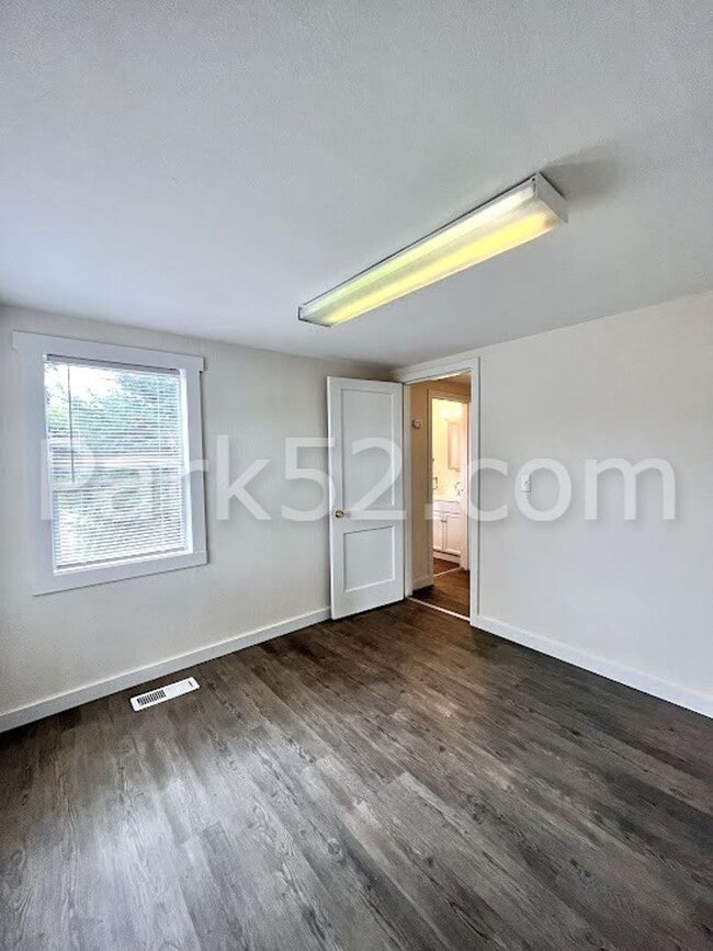Building Photo - Small Pet Friendly - 2 Bedroom Single Fami...