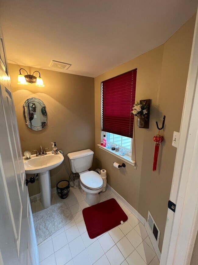 Building Photo - Stunning 2 bedroom and 3 Bathroom Townhome Style Condo / w Pool