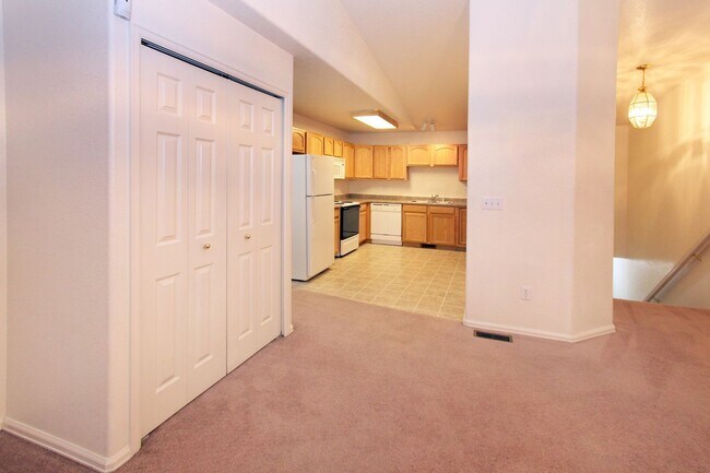 Building Photo - FEELS LIKE HOME! 2BD CONDO with MOUNTAIN VIEWS - Security Deposit Waiver Available