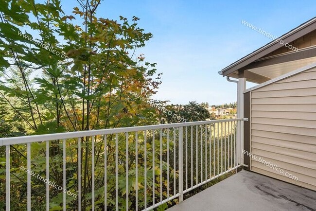 Building Photo - Charming Townhome w/ Fireplace, Balcony & ...