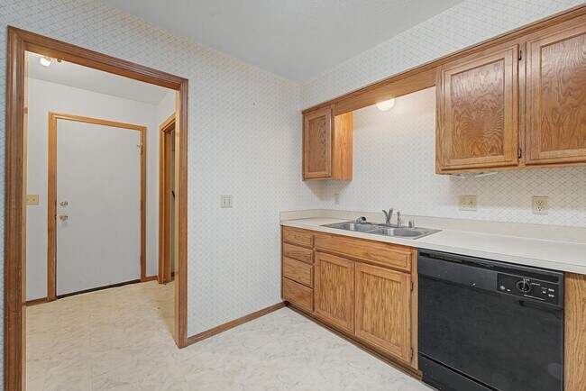 Building Photo - Welcome to this charming 2-bedroom, 2-bathroom home