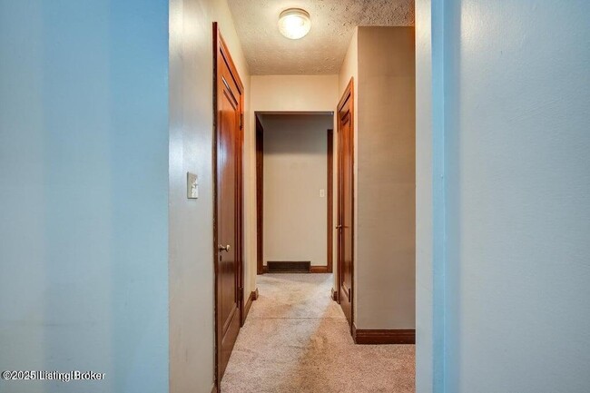 Building Photo - 210 Browns Ln