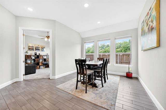 Building Photo - 525 Goose Lake Dr