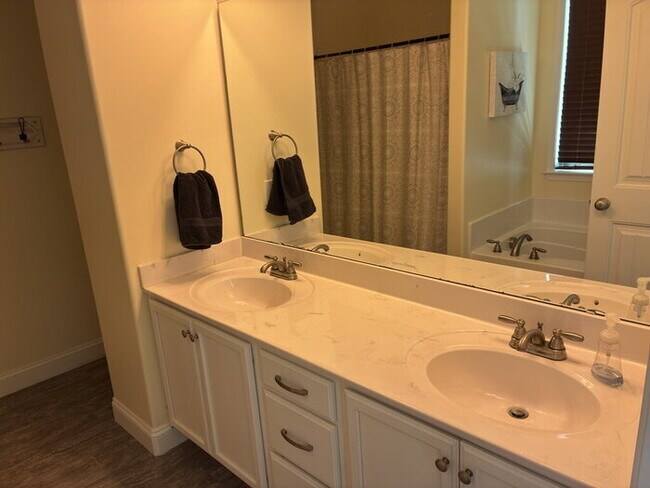 Building Photo - "Charming 3-Bedroom Home with 2 Full Baths in Greenville's Forest Ridge!"
