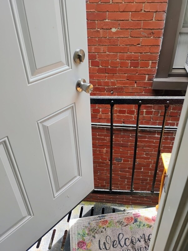 Building Photo - 720 W Market St