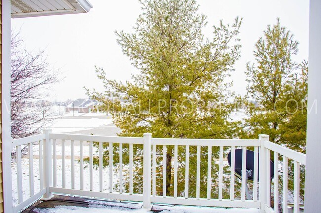 Building Photo - 3 bedroom 2 bath condo in Waukee in convie...