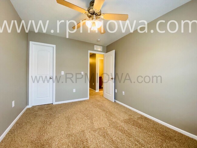 Building Photo - GREAT LOCATION!! 3 Bedroom, 2.5 Bath Townhome in West Des Moines
