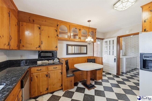 Building Photo - 2218 N Douglas St