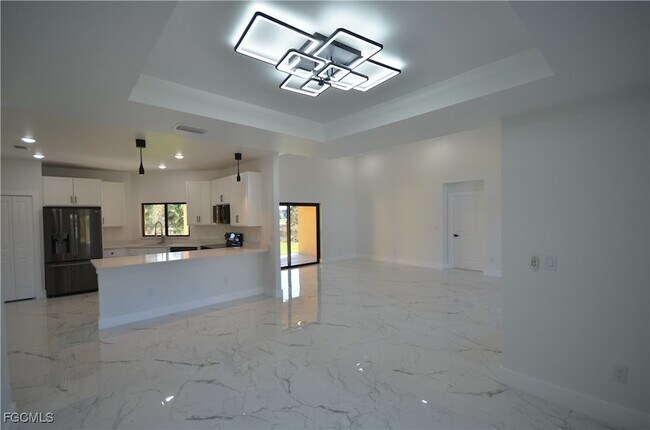 Building Photo - 1242 Hathor St E