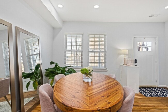 Building Photo - Amazing Anacostia Abode!