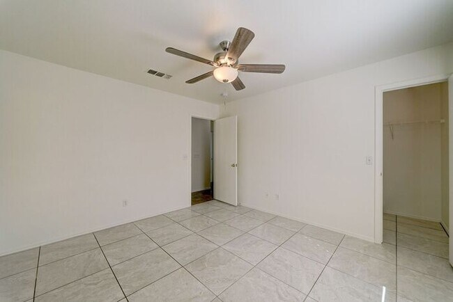 Building Photo - READY TO VIEW NOW! Spacious 3 Bed 2 Bath home in the Estrella Neighborhood