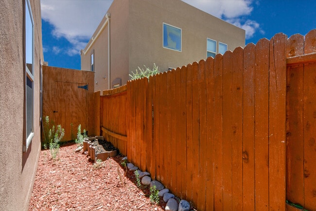 Building Photo - Three Bedroom, 2 Bathroom in newer Subdivi...