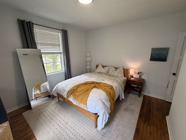 Building Photo - AVAILABLE EARLY JULY:  UPDATED 2 BEDROOM 1...