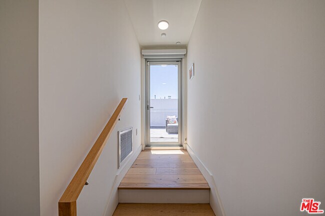 Building Photo - 6142 1/2 Lexington Ave