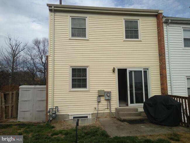 Building Photo - 2055 Pilgrim Dr