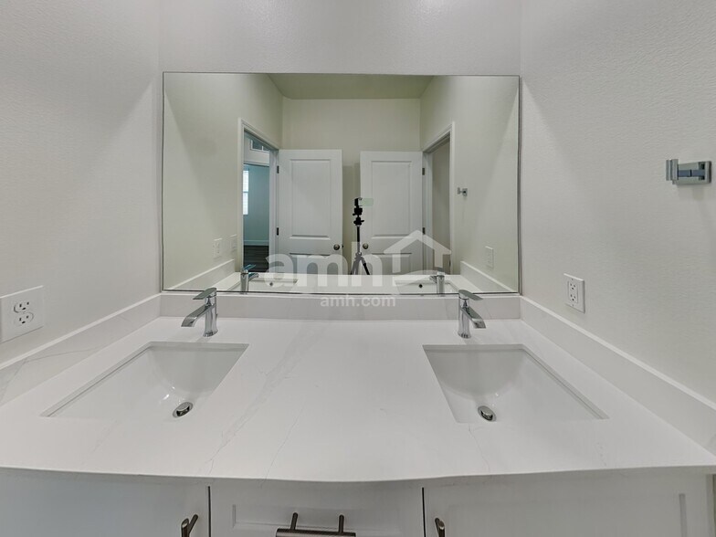 Building Photo - 501 Silverbell Fls Pl