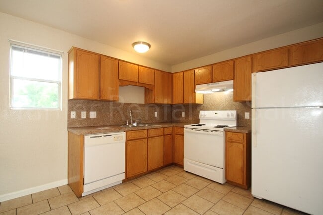 Building Photo - Heights Townhome