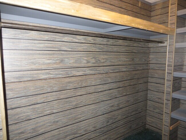 Building Photo - 826 Nuttman Ave