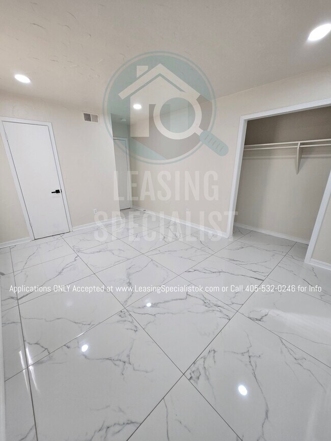 Building Photo - Spacious Village 3 Bed 2 Bath Home!