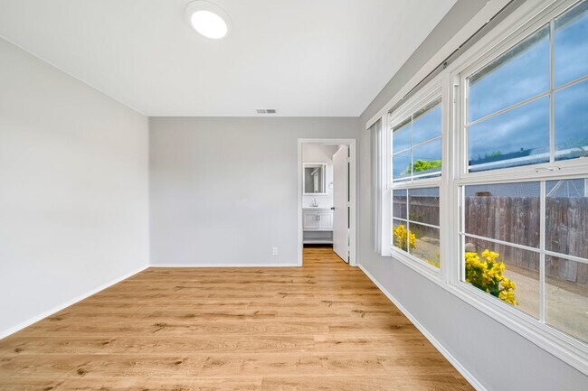 Building Photo - 4/Bed, 4/Bath Home with Parking, Washer/ Dryer and Spa, Close to Chapman University/ Orange Circle