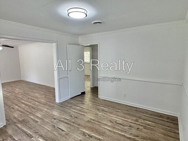 Building Photo - 2557 Woodley Rd