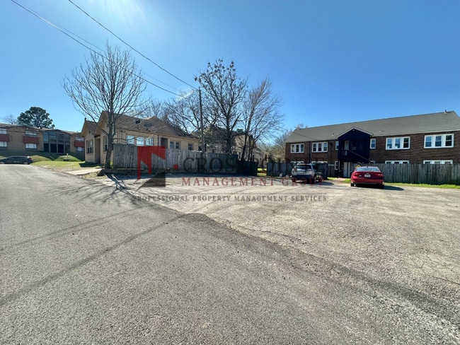 Building Photo - 526 S Bonner Ave