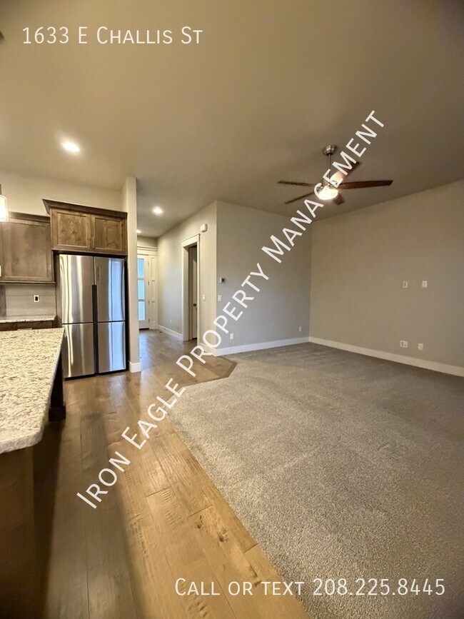 Building Photo - 1633 E Challis St