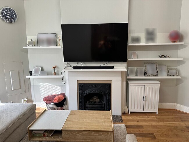 Building Photo - 2 Bedroom 1.5 Bath Condo in Shaw Neighborhood, Backyard, Recently Renovated, Fabulous Modern Feat...