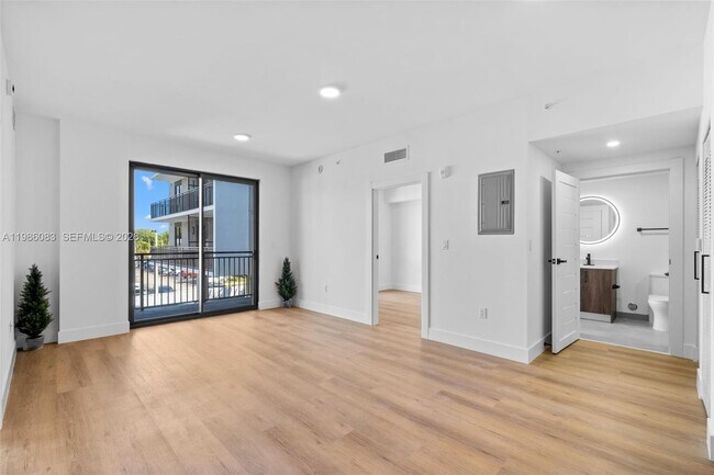 Building Photo - 2479 NE 192 St